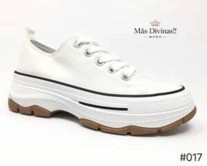 zapatilla negra con suela gruesa